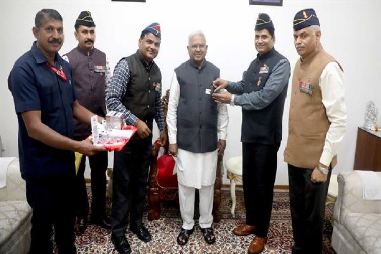 राजभवन में सशस्त्र झंडा दिवस मना, राज्यपाल पटेल को ध्वज लगाया
