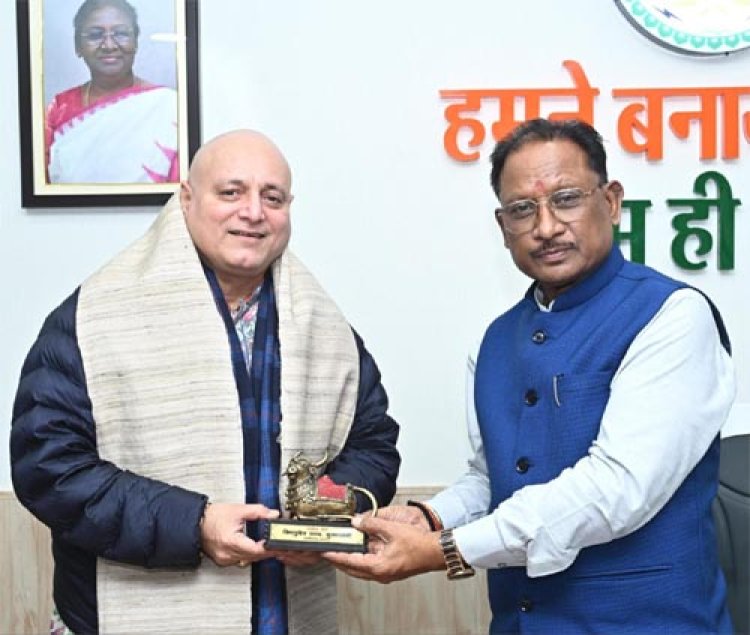 मुख्यमंत्री विष्णु देव साय से प्रख्यात अभिनेता और पद्ममनोज जोशी ने सौजन्य भेंट की