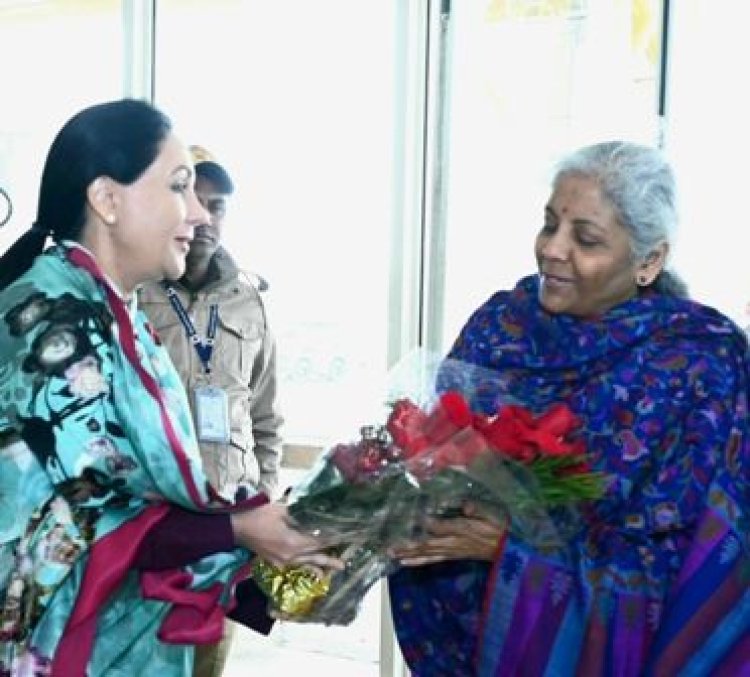 केन्द्रीय वित्त मंत्री सीतारमण पहुंची जैसलमेर, उप मुख्यमंत्री दिया कुमारी ने किया हार्दिक स्वागत
