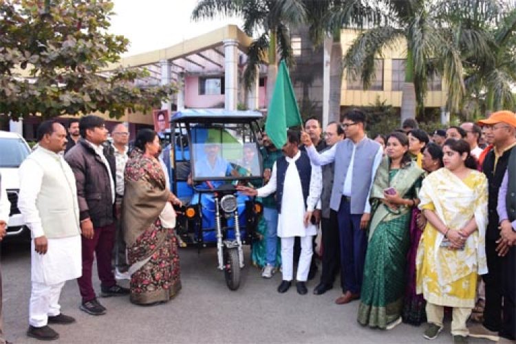 वित्त मंत्री ओपी चौधरी ने घर-घर कचरा संग्रहण के लिए 20 ई-रिक्शा को हरी झंडी दिखाकर किया रवाना