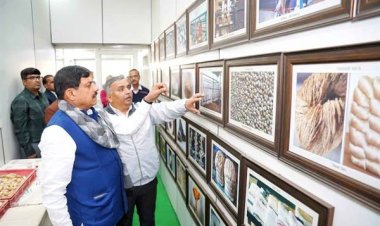 मुख्यमंत्री डॉ. यादव ने पचमढ़ी में प्राकृतिक रेश्मी वस्त्रों की प्रदर्शनी देखी