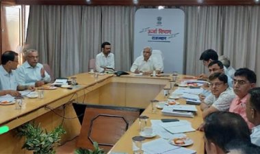 ग्रामीण क्षेत्र में ट्रांसफार्मर रिप्लेसमेंट के लिए क्रेन युक्त बड़े वाहन की योजना पर विचार: एसीएस मंडलोई