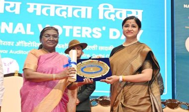 राष्ट्रपति मुर्मु ने स्वीप गतिविधियों के लिये झाबुआ कलेक्टर सुनेहा मीणा को किया सम्मानित