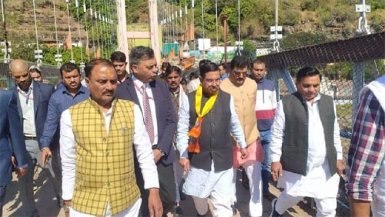 केन्द्रीय ऊर्जा मंत्री जोशी एवं ऊर्जा मंत्री शुक्ला ने ओंकारेश्वर में किया फ्लोटिंग सोलर परियोजना का निरीक्षण