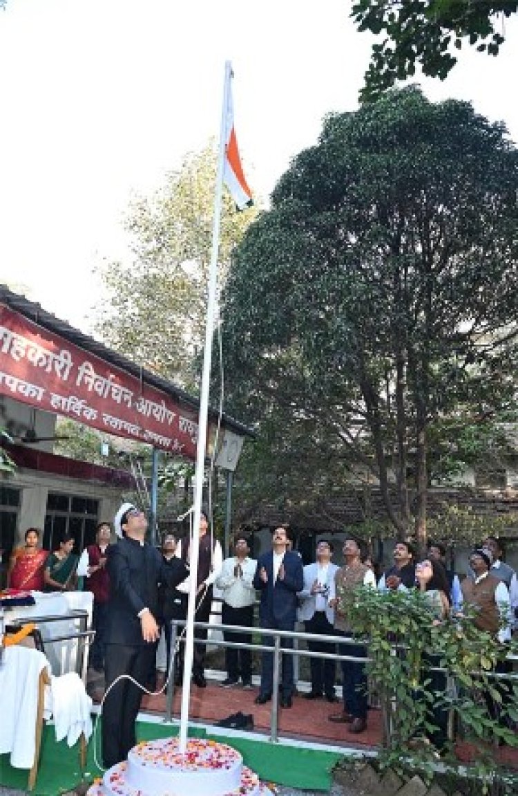 जनसम्पर्क संचालनालय में आयुक्त डॉ. मित्तल ने फहराया राष्ट्रीय ध्वज