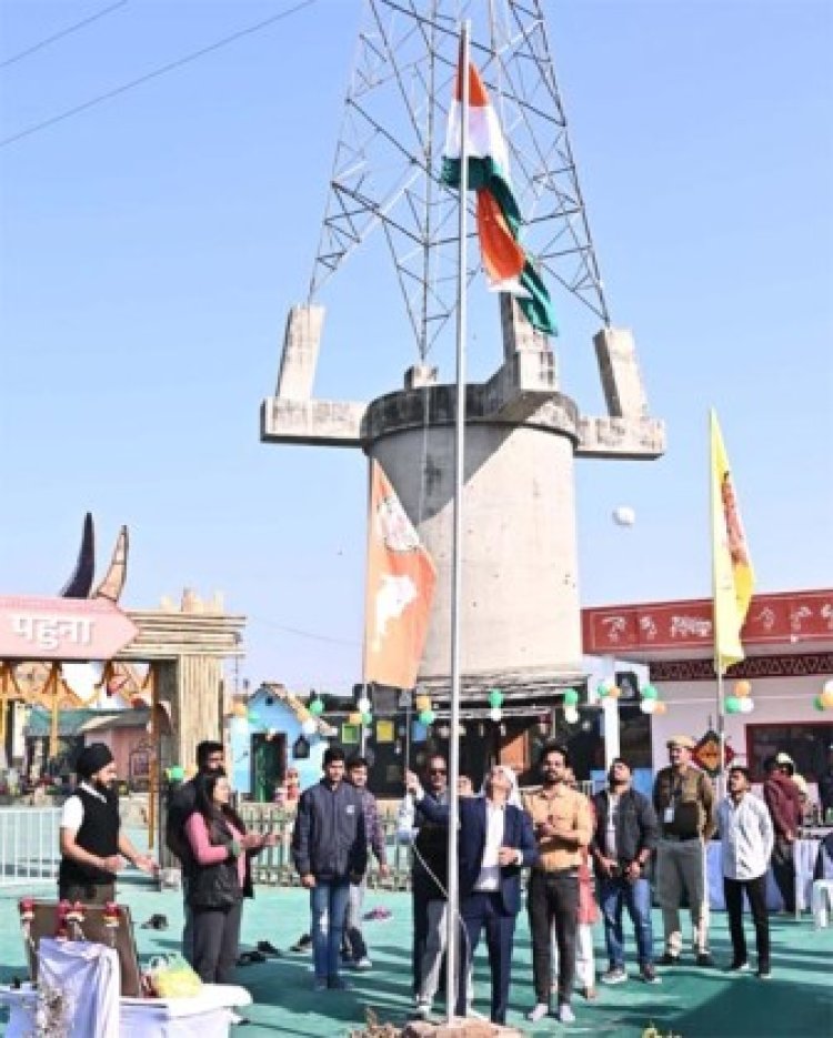 प्रयागराज कुंभ स्थित छत्तीसगढ़ पवेलियन में राष्ट्रीय ध्वज फहराया गया