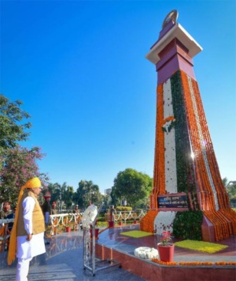 मुख्यमंत्री ने शहीद स्मारक पर श्रद्धासुमन अर्पित किए