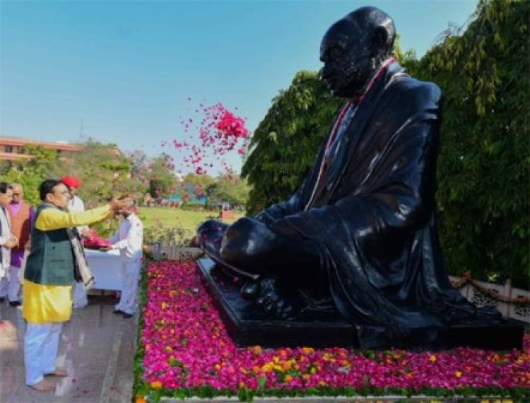 मुख्यमंत्री भजनलाल ने महात्मा गांधी जी की प्रतिमा पर श्रद्धासुमन किए अर्पित