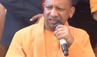 हादसे के बाद पहली बार महाकुंभ पहुंचें सीएम योगी, साधु-संतों को बताया