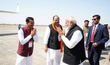 प्रधानमंत्री मोदी को भोपाल विमानतल पर दी भावभीनी विदाई
