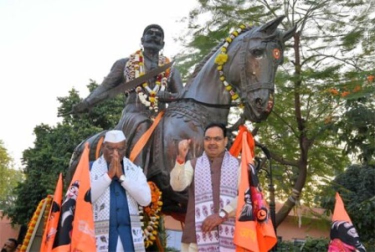 राज्यपाल और मुख्यमंत्री ने शिवाजी की प्रतिमा पर माल्यार्पण कर श्रद्धा सुमन अर्पित किए