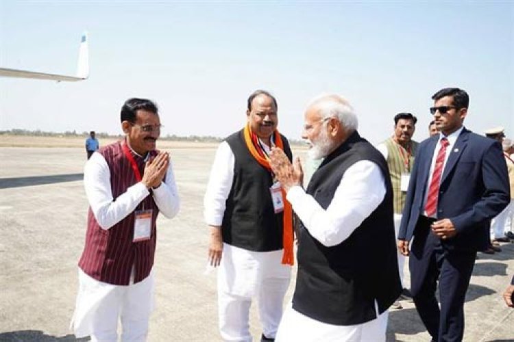 प्रधानमंत्री मोदी को भोपाल विमानतल पर दी भावभीनी विदाई