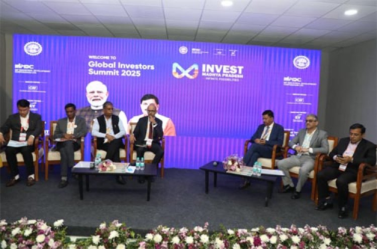 मुख्यमंत्री डॉ. यादव ने ऑटो एक्स-पो में उद्यमियों और स्टार्ट-अप से जुड़े युवाओं से की भेंट