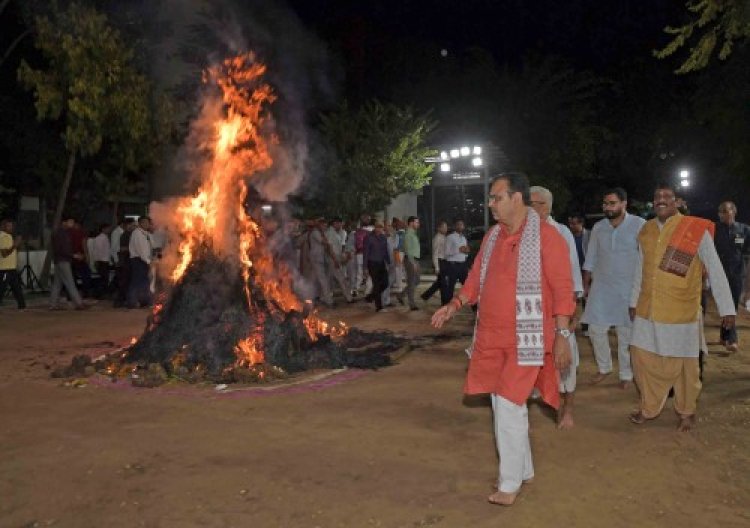 सीएम हाउस पर होलिका दहन- मुख्यमंत्री भजनलाल शर्मा ने की प्रदेश में सुख-समृद्धि की कामना
