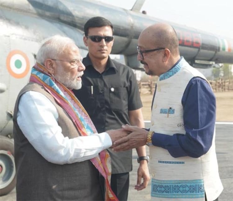 प्रधानमंत्री नरेंद्र मोदी का राज्यपाल रमेन डेका ने किया आत्मीय स्वागत