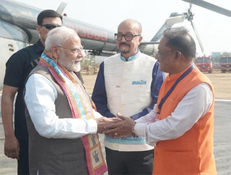 मुख्यमंत्री विष्णुदेव साय ने प्रधानमंत्री नरेंद्र मोदी का हेलीपैड में किया आत्मीय स्वागत