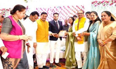 मुख्यमंत्री डॉ. यादव ने नव-दम्पति को दिया आशीर्वाद