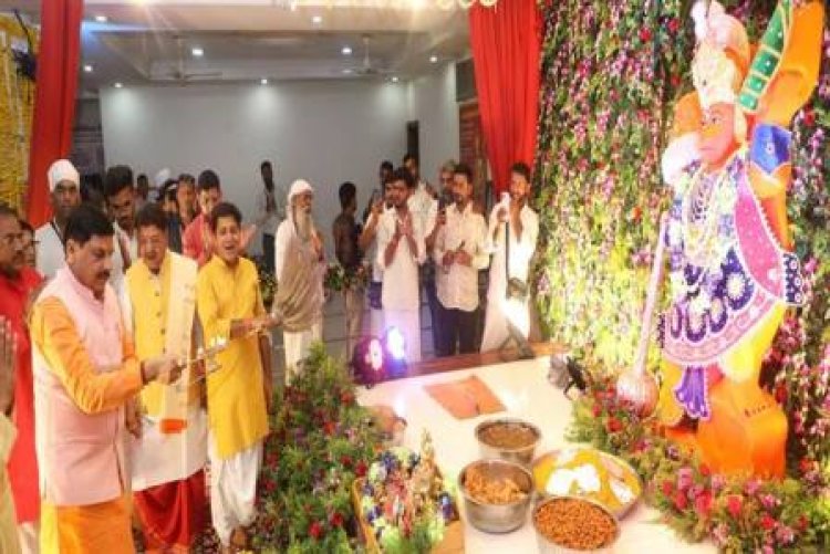 मुख्यमंत्री डॉ. यादव ने इंदौर के पितृ पर्वत पर हनुमान जी के दर्शन कर की पूजा-अर्चना