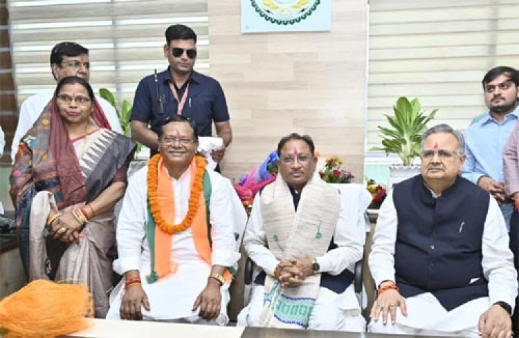 CM साय छत्तीसगढ़ राज्य वन विकास निगम के अध्यक्ष रामसेवक पैकरा के पदभार ग्रहण समारोह में हुए शामिल
