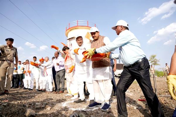 मुख्यमंत्री डॉ. यादव ने जलदूतों के साथ जल गंगा संवर्धन अभियान में राजगढ़ जिले के सारंगपुर में किया श्रमदान