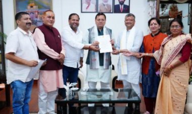 CM धामी से मुख्यमंत्री आवास में मेयर देहरादून सौरभ थपलियाल सहित विभिन्न नगर पालिका अध्यक्षों ने मुलाक़ात की