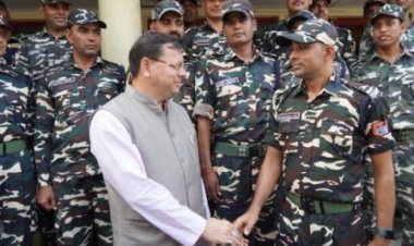 मुख्यमंत्री पुष्कर सिंह धामी ने बनबसा की सीमा चैकी पर एस.एस.बी. अधिकारियों व जवानों से की मुलाकात