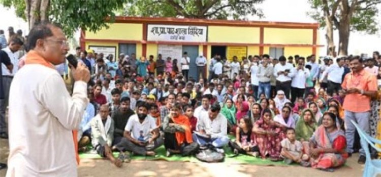 मुख्यमंत्री विष्णुदेव साय का छिंदिया गांव में आकस्मिक दौरा, सुशासन तिहार के तहत चौपाल लगाकर ग्रामीणों से किया सीधा संवाद