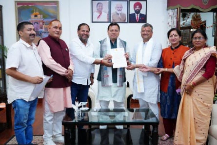 CM धामी से मुख्यमंत्री आवास में मेयर देहरादून सौरभ थपलियाल सहित विभिन्न नगर पालिका अध्यक्षों ने मुलाक़ात की