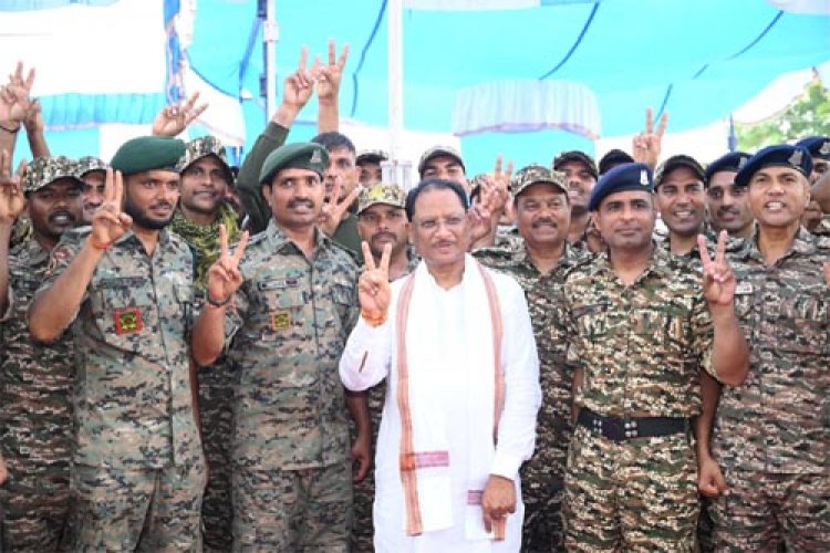 गलगम पहुंचे मुख्यमंत्री विष्णु देव साय, जवानों का हौसला बढ़ाया