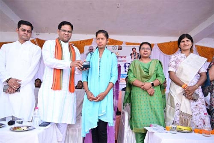 शिक्षा की राह में अब नहीं कोई रुकावट, समाधान शिविर में चांदनी को मिला श्रवण यंत्र का सहारा