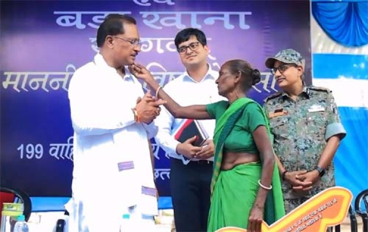 मुख्यमंत्री को माँ ने दिया अपना आशीर्वाद, स्नेह से छुआ गाल, हृदय से कहा धन्यवाद