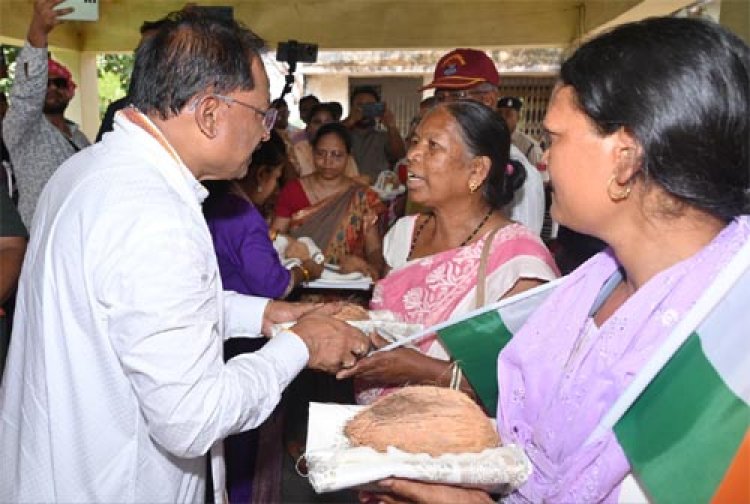 मुख्यमंत्री ने तिरंगा यात्रा के अवसर पर शहीदों के परिजनों को शाल और श्रीफल भेंटकर सम्मानित किया