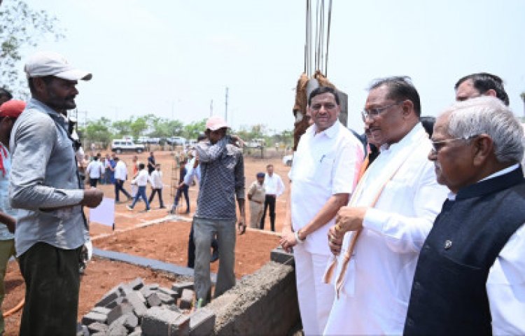 CM साय अचानक पहुंचे अछोटी, निर्माणाधीन महतारी सदन का लिया जायजा, पानी से की तराई