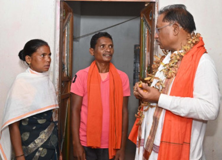 पहाड़ी कोरवा के पीएम जनमन आवास में पहुंचे मुख्यमंत्री