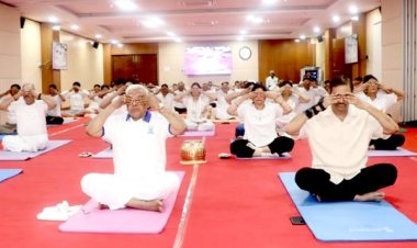 राज्यपाल मंगुभाई पटेल के नेतृत्व में राजभवन में हुआ सामूहिक योगाभ्यास