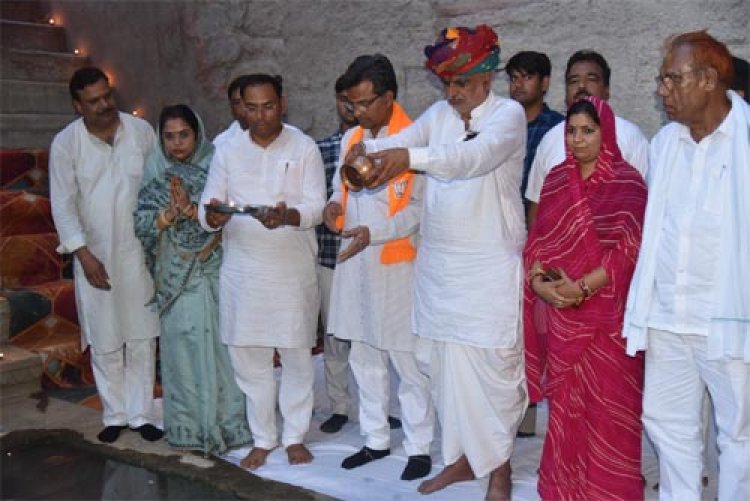 शाही कुण्ड की पवित्र छटा के बीच दीपों की रोशनी से सजी संध्या में स्थानीय नागरिकों ने जल संरक्षण