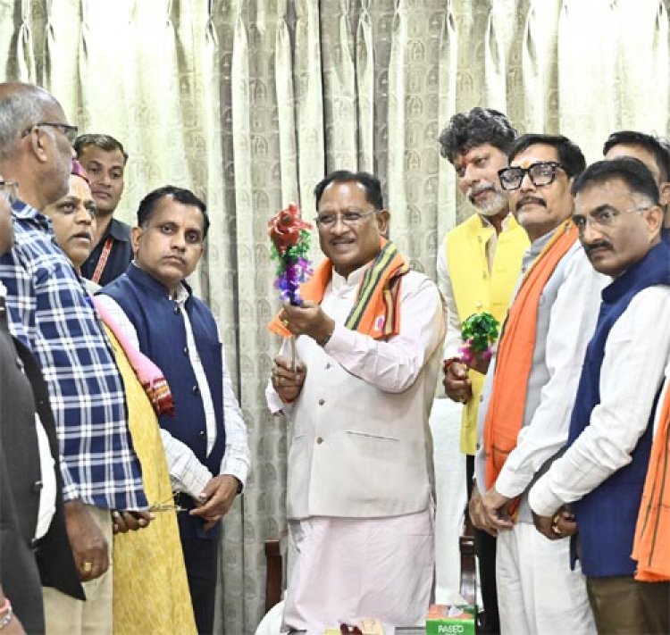मुख्यमंत्री विष्णु देव साय को बस्तर के ऐतिहासिक ‘गोंचा महापर्व’ का आमंत्रण : ‘तुपकी’ भेंट कर किया गया सम्मान