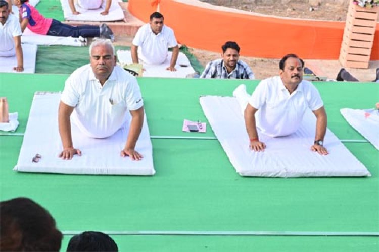 11 वें अंतर्राष्ट्रीय योग दिवस पर फलौदी दुर्ग में ऐतिहासिक आयोजन, नागरिकों ने बढ़ चढ़कर लिया भाग 