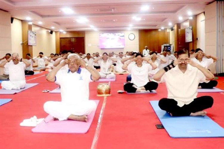 राज्यपाल मंगुभाई पटेल के नेतृत्व में राजभवन में हुआ सामूहिक योगाभ्यास