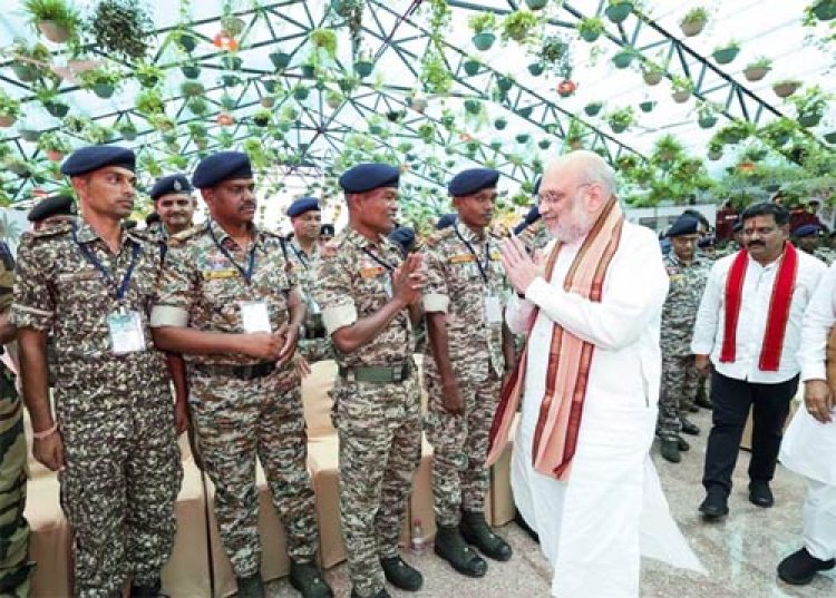 केंद्रीय गृह एवं सहकारिता मंत्री अमित शाह ने छत्तीसगढ़ के नवा रायपुर में सुरक्षा बलों के जवानों के साथ संवाद किया