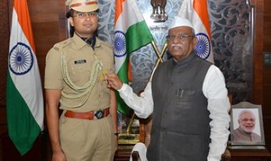 भारतीय पुलिस सेवा के अधिकारी निश्चय प्रसाद ने राज्यपाल के परिसहाय का पदभार संभाला