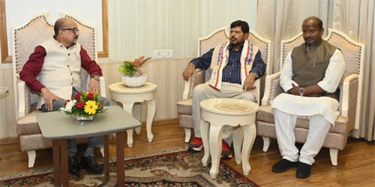 राज्यपाल डेका से केन्द्रीय सामाजिक न्याय और अधिकारिता राज्य मंत्री ने की सौजन्य भेंट