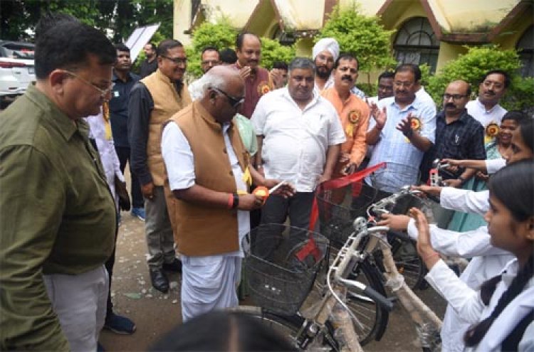 अंबिकापुर में धूमधाम से मना जिला स्तरीय शाला प्रवेश उत्सव, नवप्रवेशी बच्चों का हुआ आत्मीय स्वागत