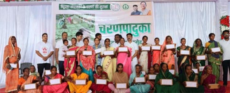 बीजापुर जिले के 54 हजार से अधिक महिला संग्राहकों को चरण पादुका की जाएगी वितरित