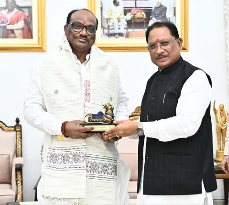 मुख्यमंत्री विष्णु देव साय से केंद्रीय जनजातीय कार्य राज्य मंत्री दुर्गा दास उइके ने की सौजन्य मुलाकात