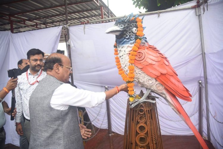 प्रभारी मंत्री, केबिनेट मंत्री एवं सांसद ने स्क्रेप से तैयार राजकीय पक्षी दूधराज का किया अनावरण