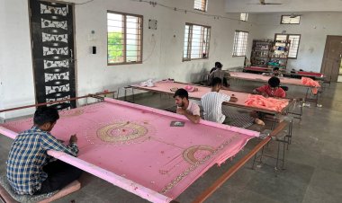 आधुनिक दौर में स्वदेशी को जीवित रखने के साथ साथ बेरोजगारों को रोजगार दे रहा है आदिवासी बाहुल्य मंडला जिले का हथकरघा केंद्र