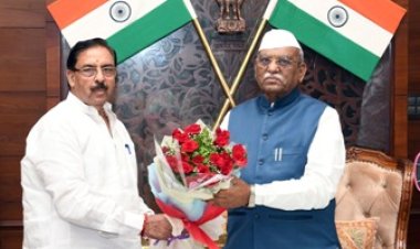 राज्यपाल से राज्य वित्त आयोग के अध्यक्ष डॉ. अरुण चतुर्वेदी ने की मुलाकात