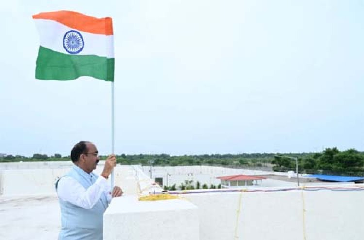 उप मुख्यमंत्री अरुण साव ने 'हर घर तिरंगा' अभियान के तहत अपने निवास पर लगाया तिरंगा 