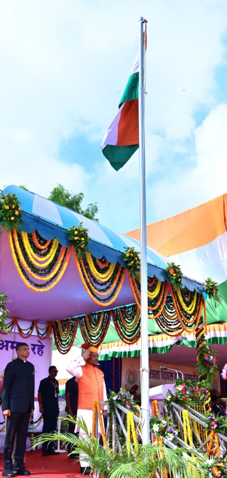 मुख्यमंत्री साय ने पुलिस परेड ग्राउंड पर किया ध्वजारोहण, परेड की ली सलामी 